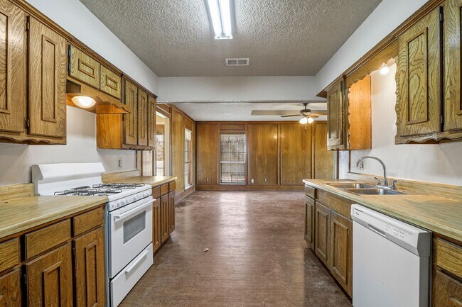 Building Photo - 223 E Pritchard Ln