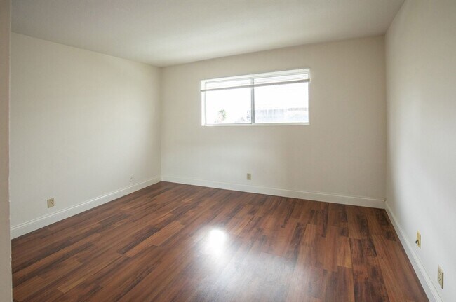 Building Photo - Beautiful 2 bedroom in 55+ Community