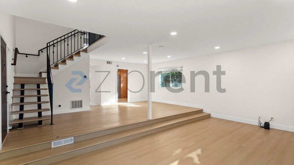 Building Photo - Unit