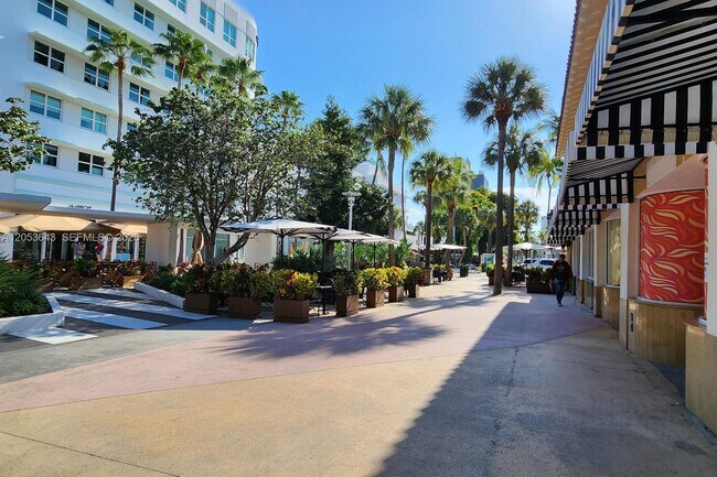 Building Photo - 1300 Lincoln Rd