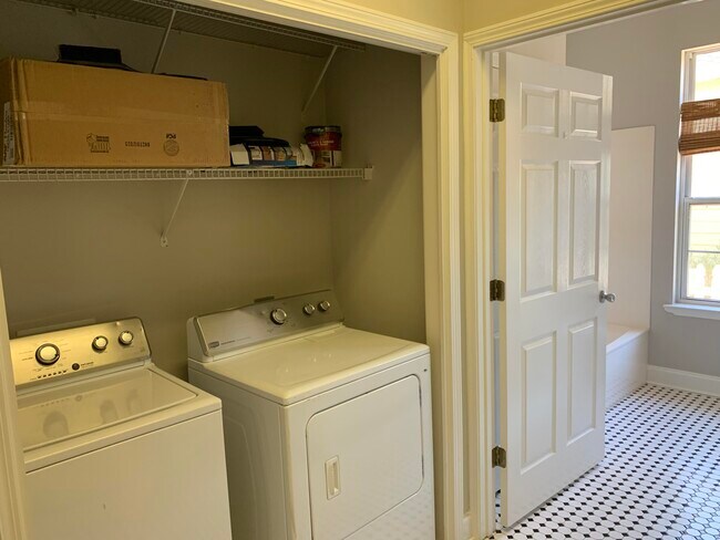 Building Photo - 4565 Woodwind Dr