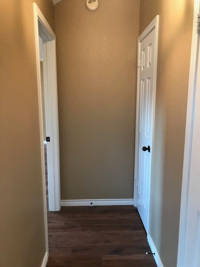 Building Photo - 3/2 super clean and move in ready in MIDWAY ISD