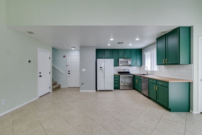 Building Photo - GORGEOUS OPEN FLOORPLAN*GATED COMMUNITY*COMMUNITY POOL AND SPA*