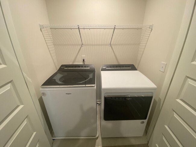 Building Photo - Brand New End Unit in Tulip Hills