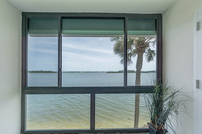 Building Photo - 1840 Tarpon Ln