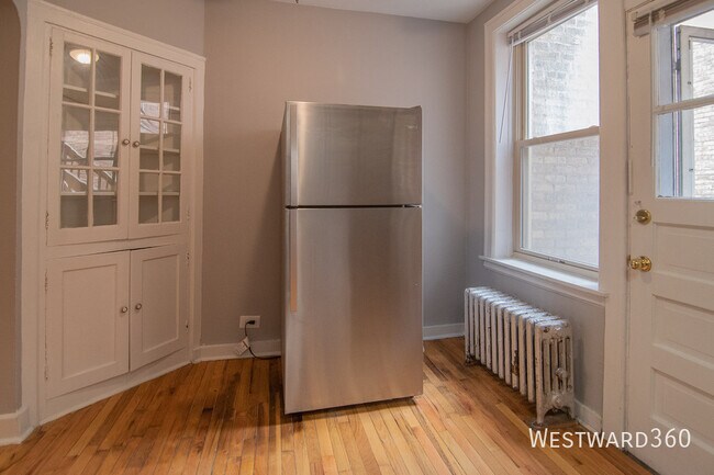 Building Photo - 1626 W Sherwin Ave