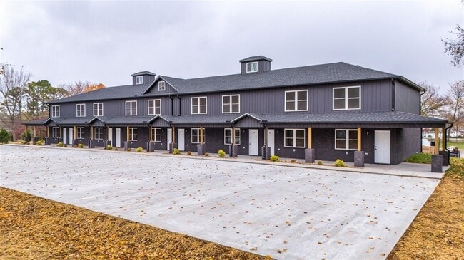 Building Photo - 913 W 9th St