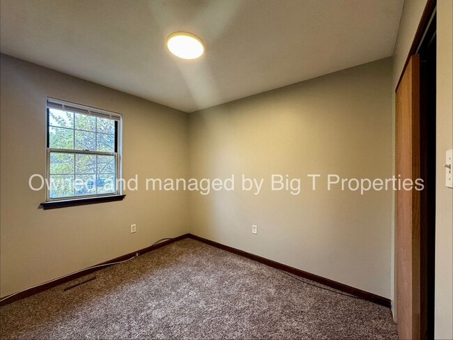 Building Photo - Newark family house on quiet street