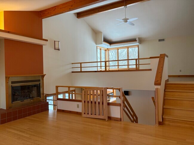 Building Photo - 6526 Bettys Ln