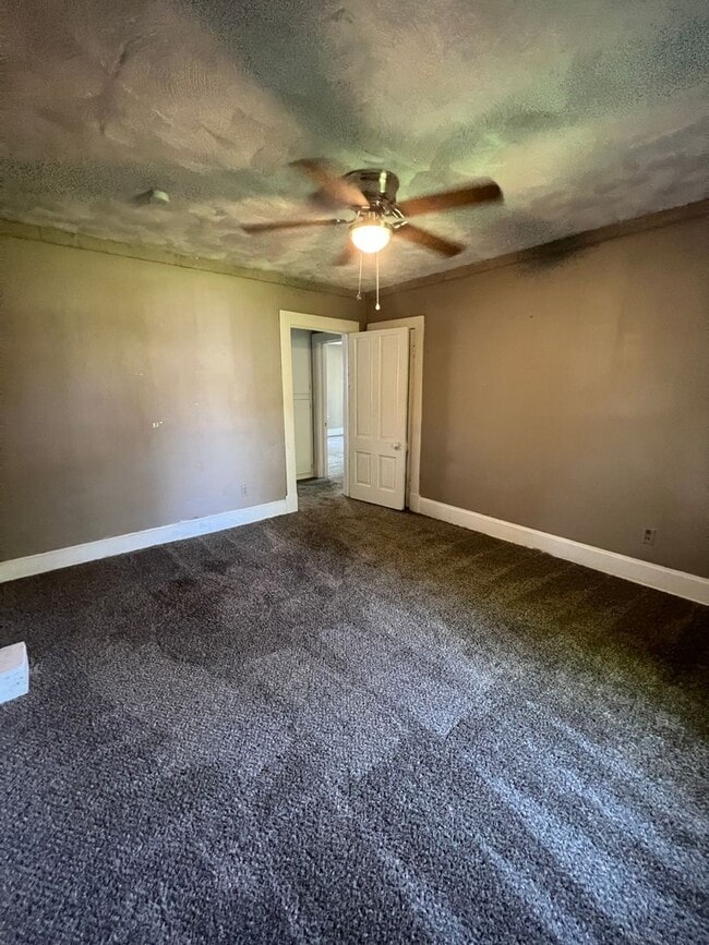 Building Photo - 2 bedroom/1 bathroom