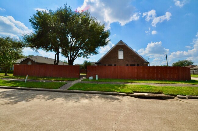 Building Photo - 16402 Gold Ridge Ln