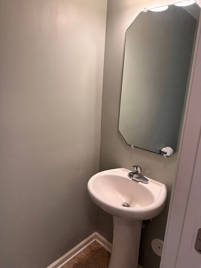 Building Photo - Great home in quiet neighborhood