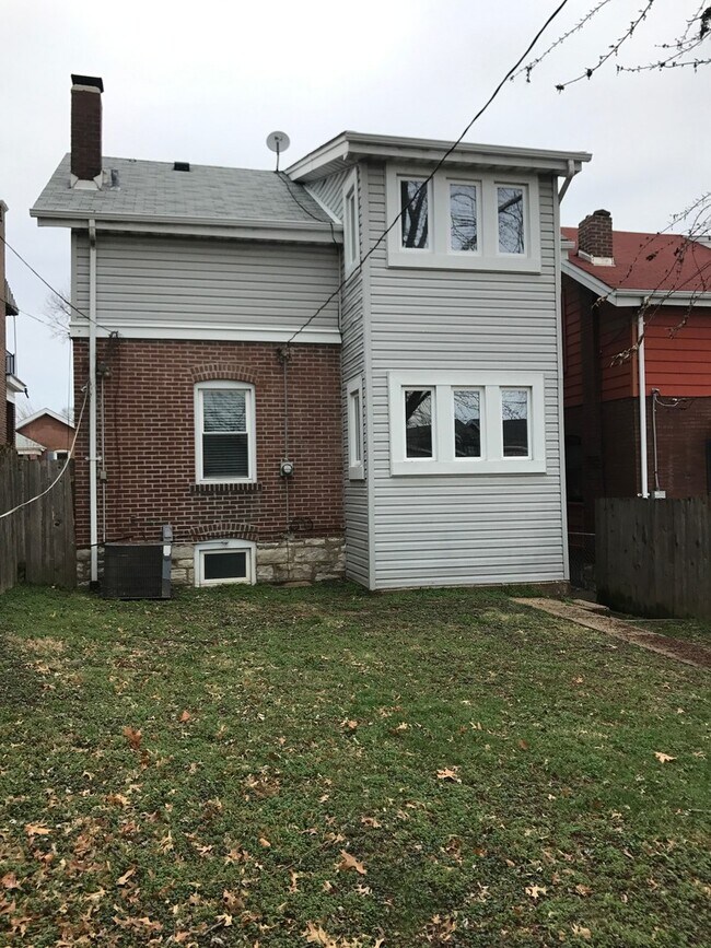 Building Photo - Large Spacious Home with 2 Car Garage in South Hampton