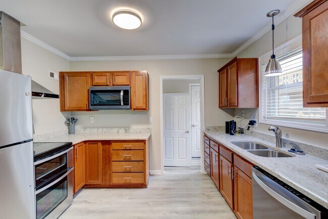 Building Photo - 1409 N Hawthorne Ln