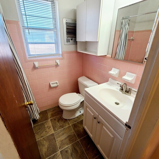 Building Photo - Great 1 Bedroom 1 Bath Apartment