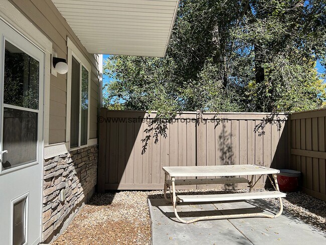 Building Photo - Stunning Townhome in Draper Creekside Comm...