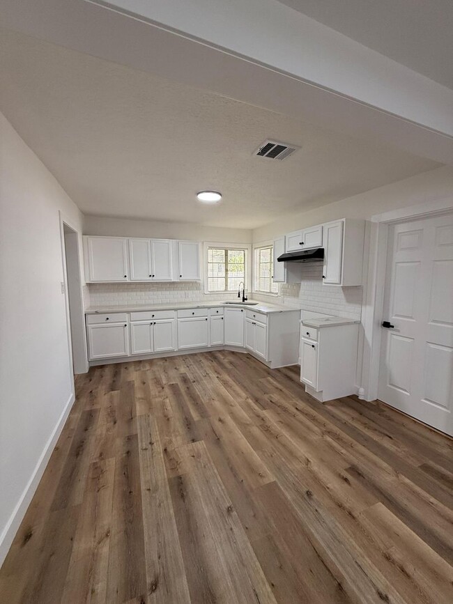 Building Photo - Gorgeous all renovated Home in Pasadena, TX!.