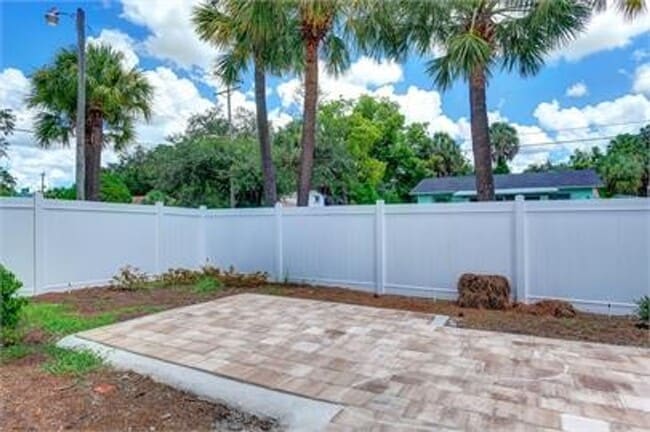 Building Photo - CHARMING 2 BEDROOM, 1 BATH HOME WITH SPACIOULS COURTYARD