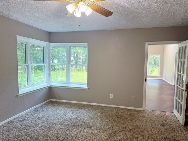 Building Photo - 2417 Meadow Ct
