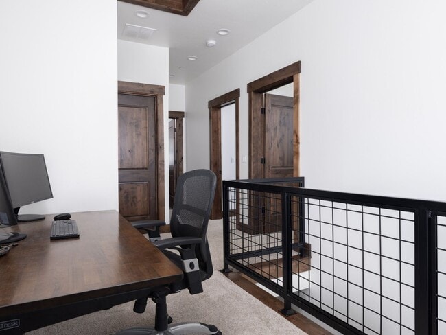 Building Photo - Seasonal Finished 2 BR 2.5 Bath with attac...