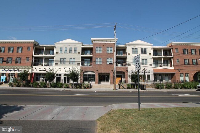 Building Photo - 200 N Sycamore St