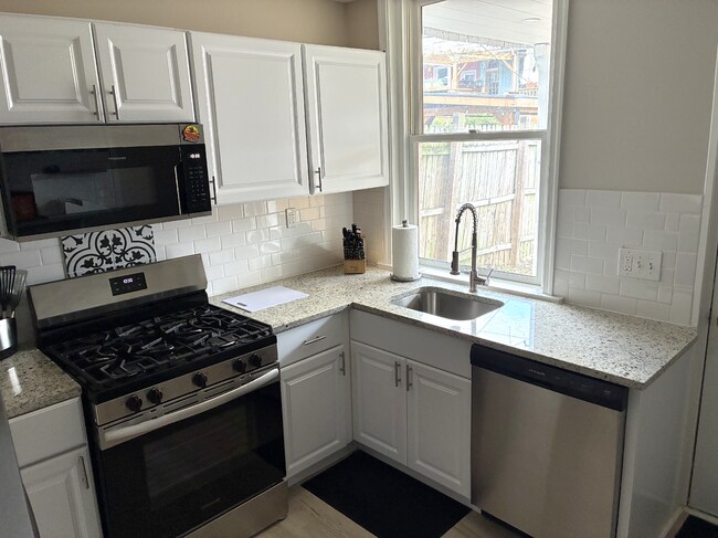 Building Photo - 832 W 35th St