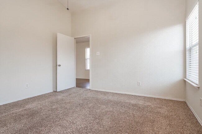 Building Photo - 913 Honey Locust Ln