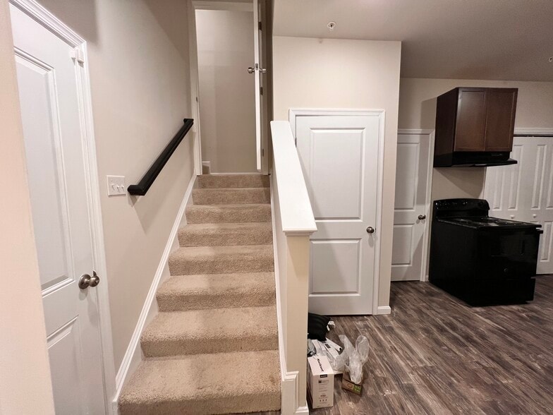 Building Photo - 2067 Hinshaw Dr