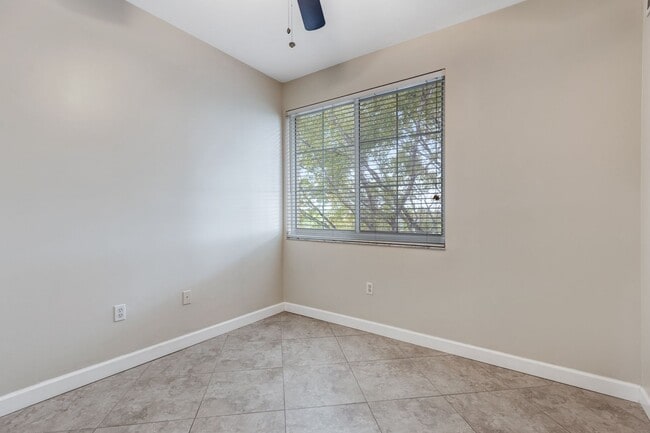 Building Photo - ** RESERVE AT NAPLES ** 3 BED / 2 BATH - TOP FLOOR CONDO - CENTRAL NAPLES - ANNUAL RENTAL