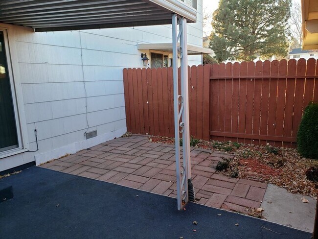 Building Photo - 2 Bedroom 1.5 Bath Townhome with Washer...