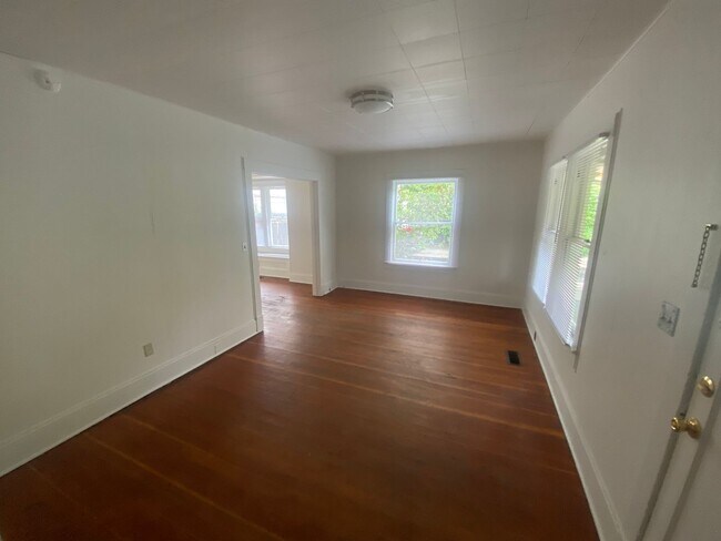 Building Photo - 1647 Villard St