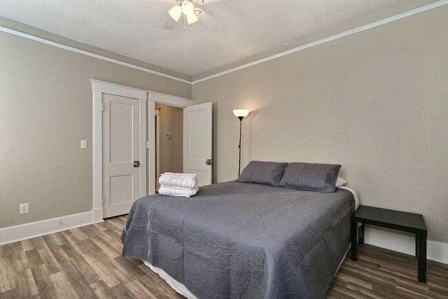 Building Photo - Large 2BR/1BA Downtown House Steps From Daffin Park