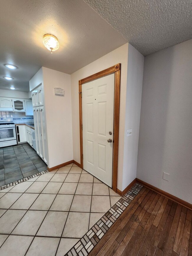Building Photo - Walk to the River! 3 bed, 2 bath on Quiet ...