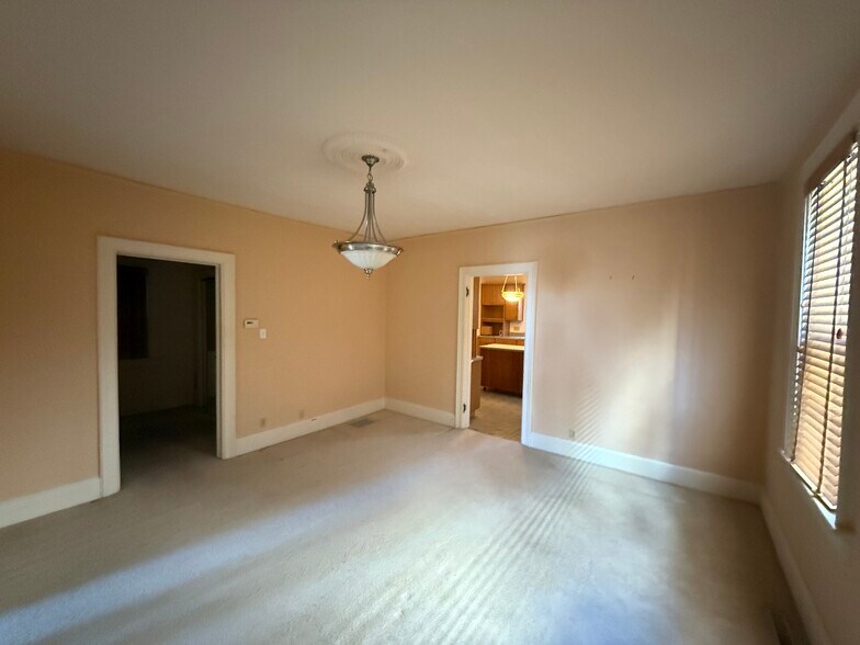 Building Photo - 528 E Glover Ave