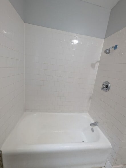 Building Photo - 3442 W Foster Ave