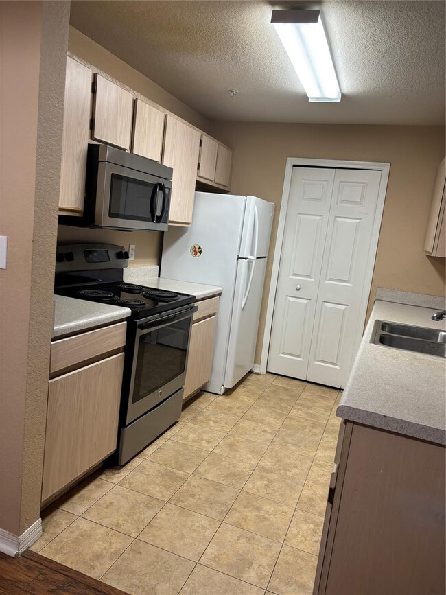 Building Photo - 5475 Vineland Rd