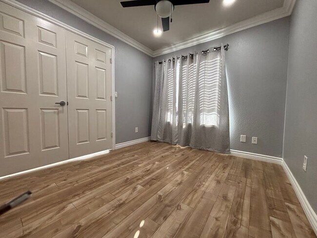 Building Photo - 870 Centaur Ave