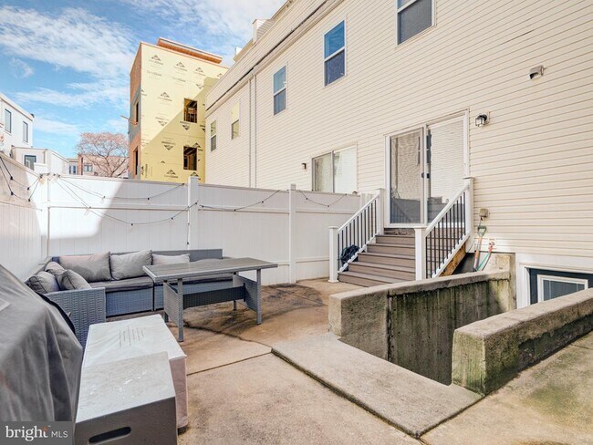 Building Photo - 1118 Dunton St