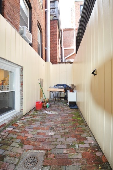 Building Photo - 13 Anderson St