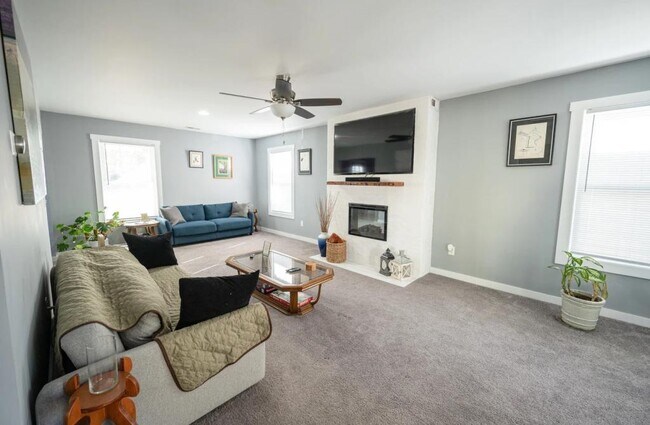 Building Photo - 422 S 7th St