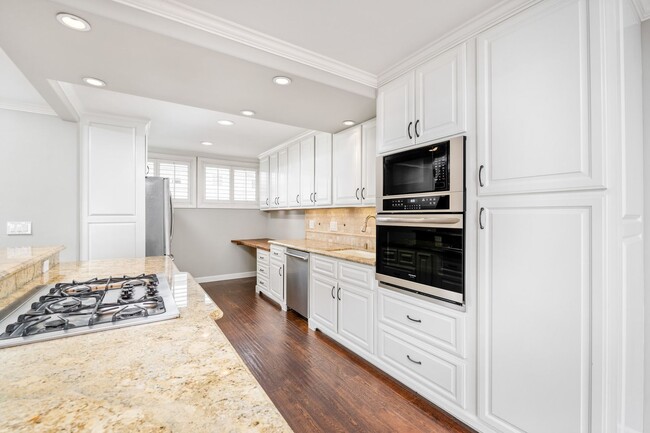 Building Photo - Upgraded 3 bed 2.5 bath Townhome in Newpor...