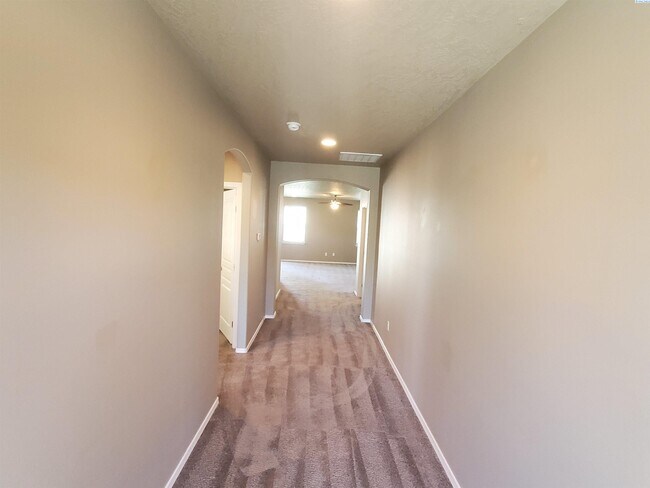 Building Photo - For rent West Kennewick