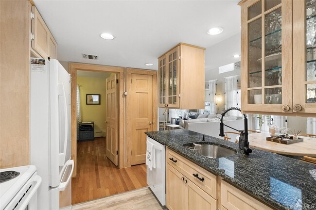 Building Photo - 1050 Pine Ave