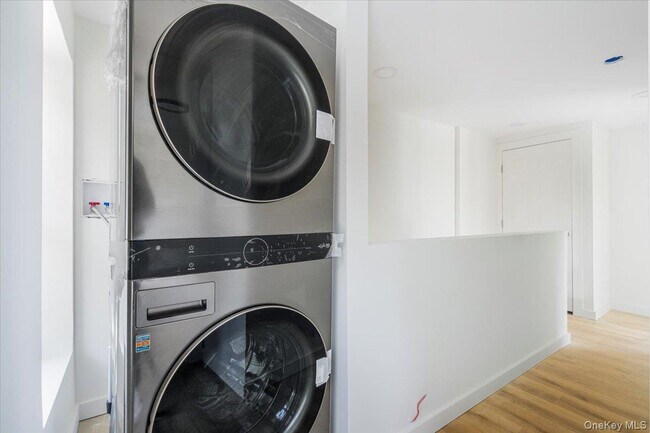 Building Photo - 9 Dubois St