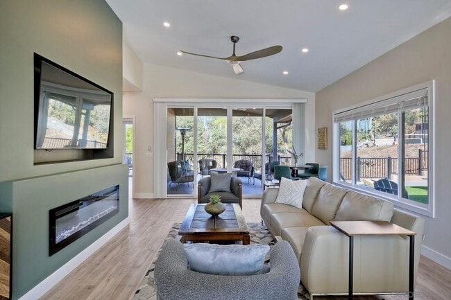 Building Photo - 642 Ranchito Dr