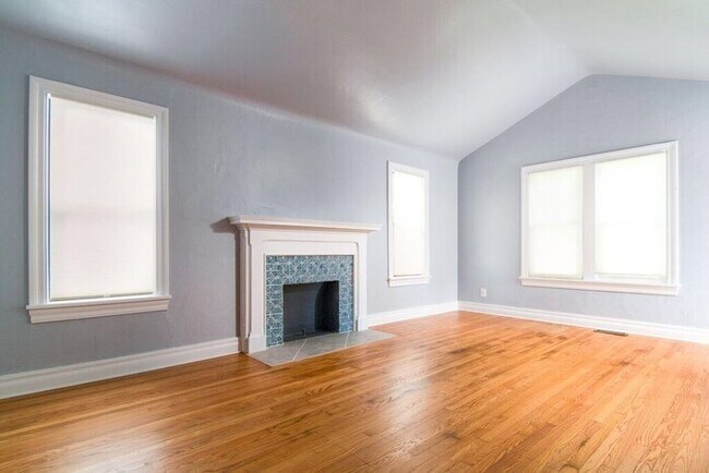 Building Photo - 2 Bed 1 Bath Detached 2 Car Garage in Denn...