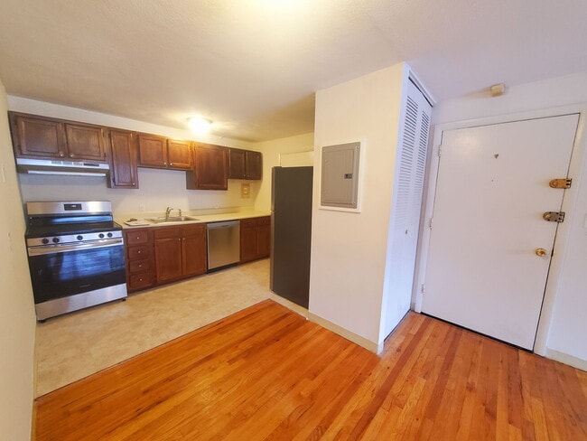 Building Photo - 245 Kelton St