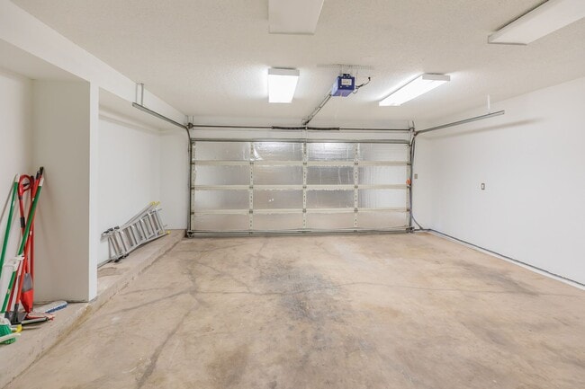 Building Photo - Charming 3 Bedroom 2 Bathroom - Spacious & Fenced Backyard