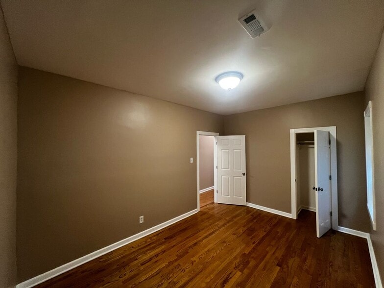 Building Photo - 735 N Hamlin Ave