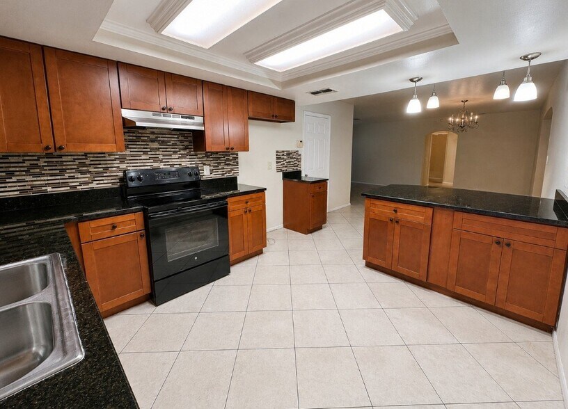 Building Photo - 9945 Woodridge Ct
